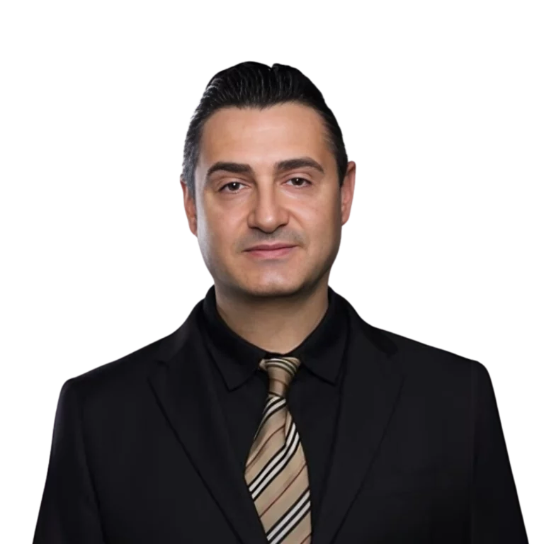 Professional headshot of the founder of Cashflow-advisor, he is an experienced real estate agent, investor.