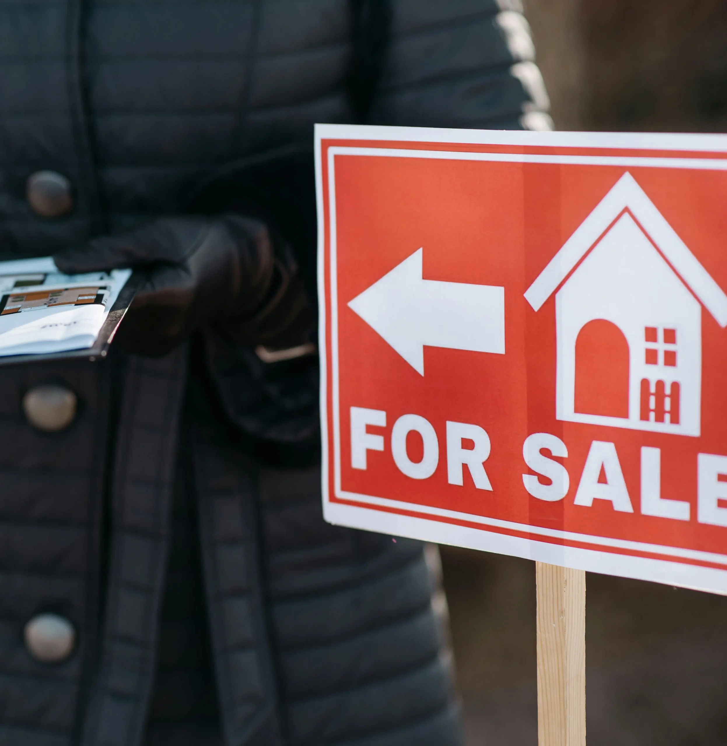 Cashflow-advisor, by a house for sale sign.